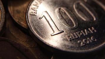 närbild av indonesiska mynt, 100 rupiah. bakgrund för artiklar om finans eller investeringar foto