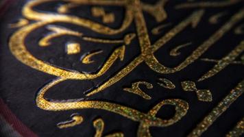 närbild av arabisk kalligrafi från koranen för en islamisk bakgrund. foto