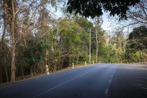 vägen till khao yai nationalpark thailand. foto