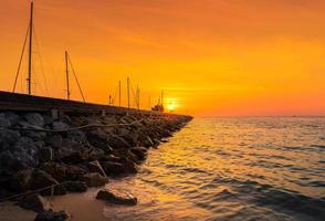 vacker solnedgång över havet på pattaya thailand foto