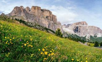 steniga berg vid solnedgången. dolomitalperna, Italien foto