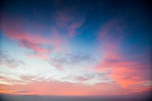 orange himmel, ovanför det blå havet foto