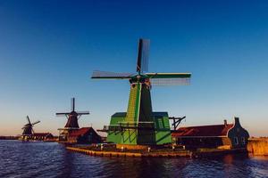 traditionella holländska väderkvarnar från kanalen rotterdam. holland foto