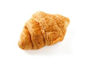 nybakade croissanter på en vit bakgrund foto