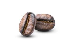 närbild isolat av rostade glänsande kaffebönor på vit bakgrund och urklippsbana, kaffe är koffein och populärt dryckeskoncept. foto