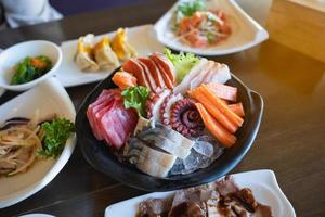japansk mat sashimi, sashimi set. lax, wasabi, fisk. mat restaurang koncept. foto