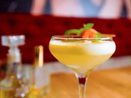 Pisco sour cocktail på bordet i baren foto