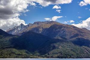 berg ovanför strandlinjen av sjön wanaka i Nya Zeeland foto