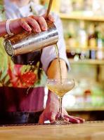 barman händer gör alkohol cocktail foto