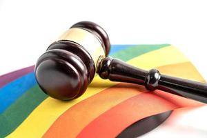 klubba för domare advokat på regnbågsflagga, symbol för hbt-pride månad fira årliga i juni social av homosexuella, lesbiska, bisexuella, transpersoner, mänskliga rättigheter. foto