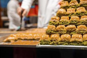 baklava söta bakverk gjorda av filo fylld med hackade nötter display i bricka foto