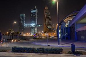 utsikt över upplysta moderna skyskrapor bredvid tunnelbanestationen på natten foto