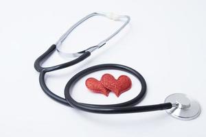stetoskop och två röda hjärtan. behandling relation koncept. familjepsykoterapi abstrakt foto