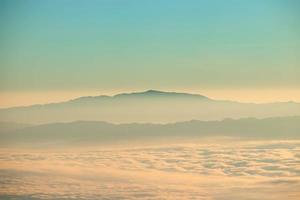 dimmiga dalen dimmiga berg vid soluppgången foto