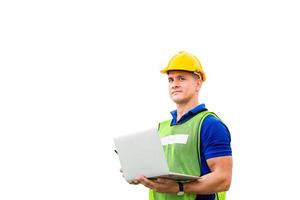 arbetare man i hjälm och säkerhetsväst håller laptop med urklippsbana på vit bakgrund foto