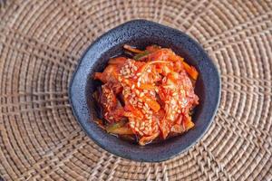 traditionella koreanska rätter eller kimchi i en skål på rotting pacemat foto