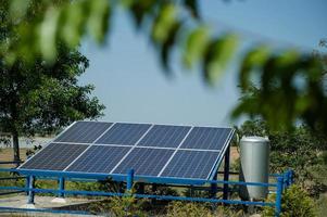 solceller omvandlar solenergi från solen till energi. solcellskoncept med kopia utrymme foto