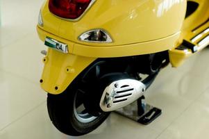 mosai, en tvåhjulig bil som kan ta oss på olika platser körkoncept med kopieringsutrymme foto
