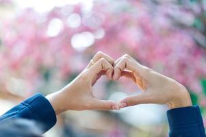 en hand som visar kärlek till älskare på kärlekens dag kärleksdagen med kopia utrymme foto
