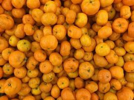 apelsiner på marknadsstånd foto
