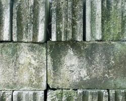 gamla cementblock staplade. foto