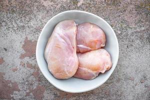 rått kycklingbröst färskt fjäderfäkött färsk portion foto