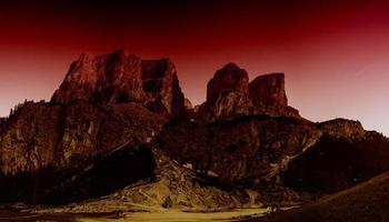 steniga berg vid solnedgången. dolomitalperna, Italien foto