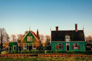 bekväma hus vid solnedgången. foto