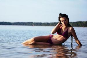 ung vacker flicka poserar på stranden foto