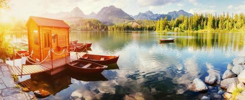 båt på kajen omgiven berg. fantastisk shtrbske pleso foto