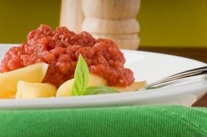 pasta med tomatsås basilika - garganelli al pomodoro e basilico foto