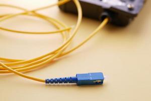 wi-fi-router med kablar på gul bakgrund foto