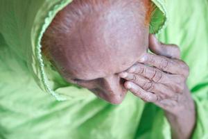 äldre kvinnor som lider av ögonsmärta ovanifrån foto