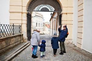 familj går på historiska mikulov slott, mähren, tjeckiska republiken. gammal europeisk stad. foto