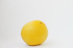 exotisk frukt pomelo eller citrus maxima isolerad på vit bakgrund. hälsosam kost bantning mat. foto