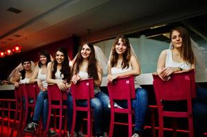 sex flickor med slöja sitter vid barstolarna på möhippo. foto