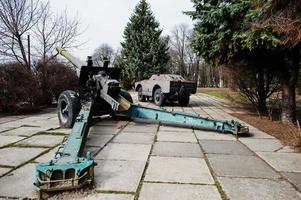 gammal vintage militär haubits på stadens piedestal. foto