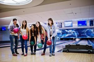 grupp av sex tjejer med bowlingklot på möhippo på bowlingklubben. foto