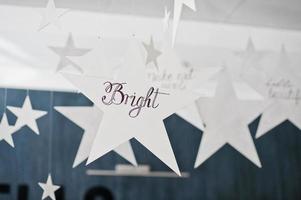 dekor stjärna med tecken ljus på skönhetssalong. foto