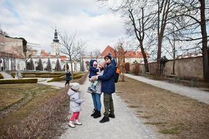 familj går på historiska mikulov slott, mähren, tjeckiska republiken. gammal europeisk stad. foto
