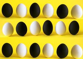 svarta och vita ägg på den gula bakgrunden. foto