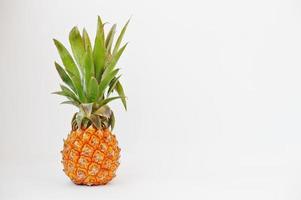 exotisk frukt baby ananas isolerad på vit bakgrund. hälsosam kost bantning mat. foto