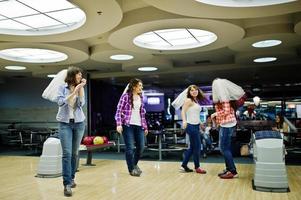grupp tjejer som har kul och spelar bowling på möhippo. foto