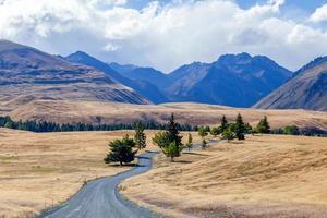 grusväg längs med sjön tekapo foto