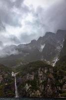 vattenfall vid milford sound en stormig dag foto