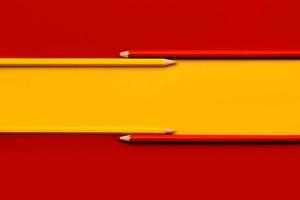 spanska flaggan med gula och röda pennor foto