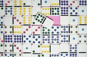 dominobrickor som en solid bakgrund foto