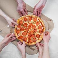 utsökt nybakad pizza precis ut ur ugnen, italiensk mat, foto