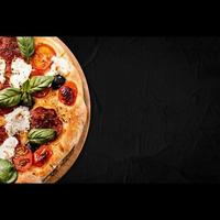 utsökt nybakad pizza precis ut ur ugnen, italiensk mat, foto