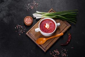 borsjtj - traditionell ukrainsk soppa gjord av rödbetor, tomat, kål, morot och nötkött foto